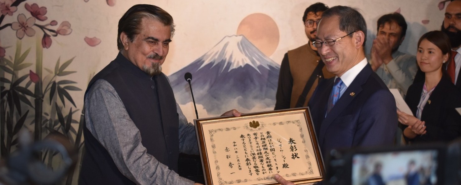 H.E. Mr. Shuichi Akamatsu, Ambassador of Japan to Pakistan, presents an award to the President of PJCA during his inaugural address at the opening of the “Japan in Art” exhibition at Islamabad’s National Art Gallery on March 25, 2026